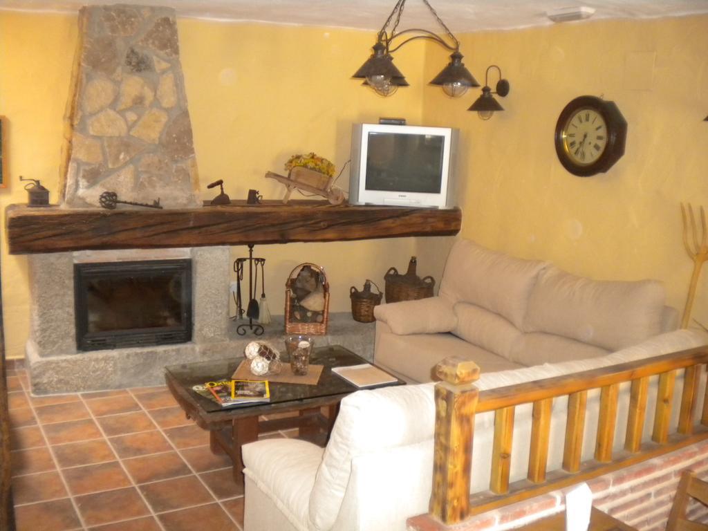 Hostal Rural Las Cuatro Calles San Martín del Pimpollar Esterno foto