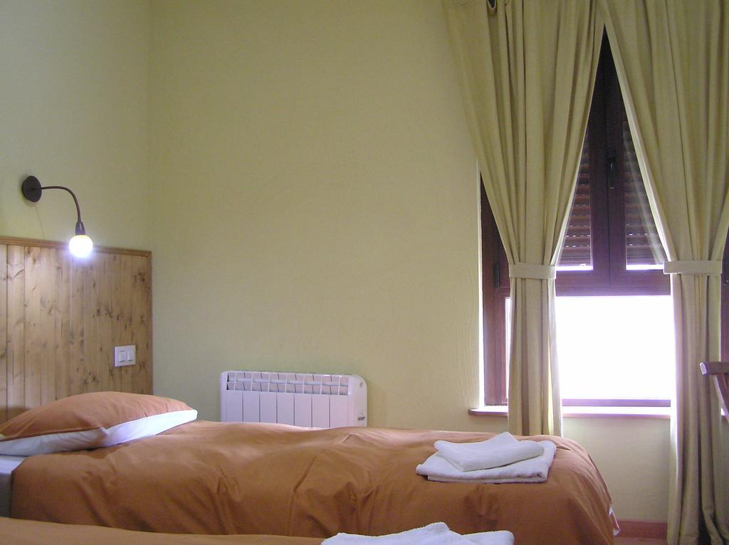 Hostal Rural Las Cuatro Calles San Martín del Pimpollar Esterno foto