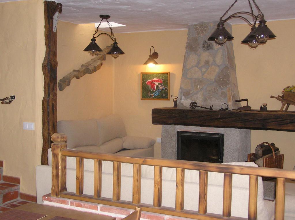 Hostal Rural Las Cuatro Calles San Martín del Pimpollar Esterno foto